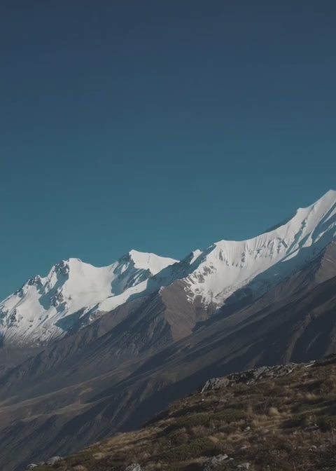 Majestätische Berglandschaft mit schneebedeckten Gipfeln. Imposante Gebirgskette unter klarem Himmel, die Reinheit, Stärke und natürliche Kraft symbolisiert – Werte, die Evicore in seinen Supplements verkörpert.